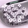 20/pacote 10mm contas de letras branco preto inglês acrílico contas soltas contas quadradas de letras joias diy