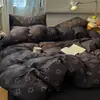 Conjunto de cama de quatro peças em gaze de camada dupla estilo nórdico, adequado para dormitórios estudantis, camas de solteiro ou casal, incluindo uma capa de edredom e um lençol de cama, e pode ser usado em todas as quatro estações