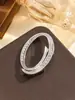 Broche de Letra Inglesa Transfronterizo Europeo y Americano Anti-Exposición Pin Metálico Broche de Aleación con Pedrería Accesorios de Joyería Venta al por Mayor para Mujeres