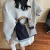 Indo para o Trabalho com uma Bolsa Saco na Mão, Nova Bolsa de Ombro Moda Retro Feminina Verão 2025, Bolsa Transversal Casual Versátil
