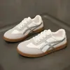 Zapatillas de entrenamiento alemanas versátiles de suela plana para estudiantes para mujer, nuevas de primavera-verano 2026 súper populares zapatillas casuales para mujer