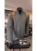 Suéter de punto para hombre con media cremallera y diseño de patchwork, una pieza básica versátil para capas en otoño e invierno, que ofrece un estilo relajado y casual