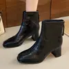 Botas Femininas Quadradas Retrô com Salto Bloco em Couro 2026 Nova Moda Outono Inverno Versátil Salto Médio Zíper Traseiro Decote Baixo Botas de Moda