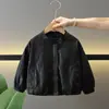 Q054 Conjunto de Ropa de Otoño para Niños 2026 Nuevo Genial y Elegante Sudadera con Capucha y Chaqueta de Cuero para Niños Conjunto de Tres Piezas