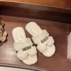 Chinelos fofos de estilo delicado para mulheres 2026 Outono/Inverno Uso externo Solado plano Antiderrapante Quente Pelúcia Roupa para casa Chinelos de tira única Toque de alta qualidade