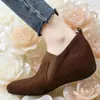 Botas de Cano Curto com Salto Escondido Fosco Femininas 2026 Primavera/Outono Novas Couro Macio Decote em V Emagrecedoras Fáceis de Calçar para o Dia a Dia