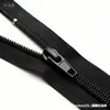 Aoseng, el fabricante original, ofrece una gama completa de cremalleras de nailon de extremo abierto tamaño 5 para ropa y chaquetas, disponibles en varios colores y especificaciones, todas producidas de forma independiente.
