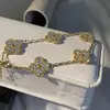 Livro Vermelho Pequeno Mesmo Moda Conjunto de Cobre Zircônia Flor de Quatro Folhas Pulseira Exquisita Brilhante Pulseira Feminina Nova Pulseira de Flor