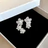 Pendientes de flor de copo de nieve de aguja de plata con circonita y perla, pendientes geométricos de lujo ligero de alta gama, pendientes versátiles y elegantes para mujer