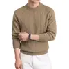 Direto da fábrica, este suéter apresenta tecido macio, anti-pilling e com cores firmes.. É um tricô grosso e robusto, perfeito para o inverno, com um design casual e estiloso de gola alta parcial para homens.
