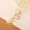 Collar de clavícula de arena de oro y jade blanco de oso con globo en la mano, encantador colgante de estilo antiguo, lindo y sencillo para mujer