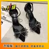 Sandalias de Verano 2026 Nuevo Estilo Coreano de Una Tira Huecas Tacones Altos Elegantes Planas con Lazo de Pedrería