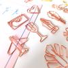 Clip de papel metálico en existencia, venta al por mayor, clip de papel con forma de letra de color, clip de papel creativo en forma de amor en caja.
