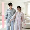 Pijama de Algodón a Rayas Degradadas Estilo Muji Gasa de Doble Capa Primavera, Otoño y Verano Conjuntos de Ropa para el Hogar para Parejas Hombres y Mujeres