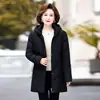 Nova coleção Outono/Inverno 2026: casaco de algodão feminino de comprimento médio, acolchoado e quente, com capuz, projetado para mulheres de meia-idade e mães