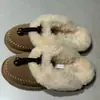 Chinelos de Pele de Ovelha Amarela para Frango com Pelo 2026 Outono/Inverno Novo Estilo Bico Fechado Solado Plano Quentes Antiderrapantes Botas de Neve Femininas