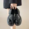 Sapatos femininos de bico redondo com sola grossa 2025 novo modelo preto estilo faculdade pequenos sapatos de couro versáteis mocassins britânicos sapatos para uniforme JK