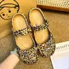 Accesorios para zapatos de ballet con estampado de leopardo DIY, estrellas de felpa adecuadas para zuecos, dijes de zapatos de moda y versátiles, hebillas decorativas de Gato KT