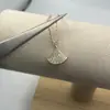 Edición V Seiko Dorada Versión Alta Collar de Falda Pequeña para Mujer Lleno de Diamantes Diamante Rosa Forma de Abanico Colgante de Oro Rosa de 18 Quilates Cadena para Clavícula
