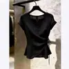 Elegante top preto de manga curta estilo coreano para mulheres, projetado para o trajeto para o trabalho, com amarração na cintura e design assimétrico, novo modelo de verão 2026