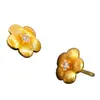 Pu Zuo Jiu no se desvanece aretes de flor pequeña dorada con trefilado de punto de arena dorada para mujer aretes de diseño minoritario de alta gama para novia