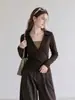 Diseño color café con sentido de la moda, cuello solapa, manga larga, prenda interior, novedad de otoño 2026, falso dos piezas, rayado, ajuste slim, camiseta base superior