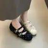 Sapatilhas doces de tira cruzada combinadas com sapatos Mary Jane antiderrapantes 2026, laço, saia de outono, poá, preto e cinza