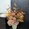 Buquê de flores artificiais vintage estilo italiano, decoração rústica de mesa, ornamento de flores artificiais para vitrine de loja de roupas femininas, estilo mid-century com estética de alto padrão