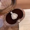 Produto de transmissão ao vivo: Pingente de jade com névoa d'água, cravejado com diamantes, pedra da lua cinza, colar leve de luxo, exalando uma vibe de alta qualidade e elegância, uma corrente para a clavícula