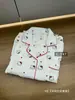 Conjunto de pijama de algodón nube para mujer de principios de otoño, con un diseño suave, lindo y adorable de rayas de dibujos animados de KT, con un cárdigan de estilo pijama de corte holgado y cuello abierto