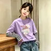 Camiseta de manga comprida para meninas, novo estilo 2026, para crianças mais velhas, feita de algodão puro, moda infantil, blusa para primavera e outono, gola redonda, camada base, design falso de duas peças