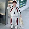 Conjunto de Outono para Meninos 2026 Novo Estilo Coreano para Bebês e Crianças Pequenas Conjunto de Duas Peças Esportivo Primavera e Outono Roupa de Rua Fresca e Moderna Roupas Infantis Pequeno Mestre