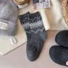 Calcetines de Mezcla de Lana Acolchados con Patrón Oscuro para Mujer Otoño e Invierno Cálidos Espesados Calcetines Oscuros Florales para Mujer Calcetines Retro Japoneses de Media Pantorrilla