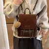Mochila con textura similar al ante, nuevo diseño minimalista para 2026, adecuada para el trayecto diario, se puede llevar a mano, usar como bolso de hombro o mochila, y presenta un estilo retro y moderno para el otoño