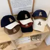 Gorra Infantil 2024 Nuevo Color Combinado Oso Marrón Primavera y Otoño Pana Mostrando la Cara Pequeña Ins Moda Marca Gorra de Béisbol para Hombres