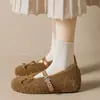 Sapatos femininos peludos para uso externo, novo modelo de inverno, com aumento interno de altura, forro de pelúcia, quentes, tira com laço, sapatos Mary Jane de algodão