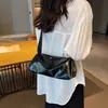 La bolsa popular de este año para mujer 2023 nueva moda de verano versátil bolsa de mensajero con correa ancha para el hombro textura bolsa almohada de alta gama
