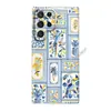Popular en Japón y Corea del Sur, esta funda retro de una sola capa para Galaxy S26 con patchwork floral azul presenta un diseño de cobertura total con recortes precisos para el S25