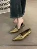 Sapatos baixos vermelhos de bico profundo, com salto alto de nicho, sapatilhas de bico fino para mulheres, coleção de outono 2026, estilo de noite, adequados para o trabalho, sapatos pequenos de couro