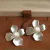 Brincos de Pérola com Pino de Flor de Quatro Pétalas Prata Escovada Fosca Retro Francesa para Mulheres Flor Grande 3D Brinco Simples Elegante Versátil