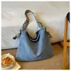 Bolsos de mezclilla al por mayor para exportación, nuevos diseños elegantes para mujer, gran capacidad, adecuados para el trabajo, se pueden llevar debajo del brazo o como bolso de hombro