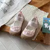 2026 Novos Sapatos de Malha para Meninas Bebês Respiráveis Sola Macia Sapatos de Princesa para Bebês Laço Fofo Sapatos Esportivos Infantis
