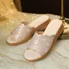 Sandálias Vazadas de Couro Macio com Strass para Mulheres, Novo Estilo de Verão para Meia-Idade e Idosos, Tênis Casuais Slip-On da Moda com Solado Grosso