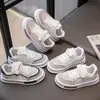 Sapatos Infantis Tênis de Skate Infantil Verão 2025 Malha Única Respirável Novo Estilo Sapatos Infantis Tênis para Meninos e Meninas Malha Branca
