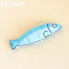 Brinquedo para gato com papel crocante e catnip, travesseiro de peixe de desenho animado, gadget autoentretenedor para alívio do tédio, durável para arranhar e morder, adequado para abraçar e chutar