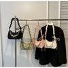 Bolsa pequena com alça de ombro plissada feminina primavera e verão 2024 nova bolsa com cordão estiloso com corrente de pérolas e axilas elegante bolsa feminina