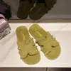 Pantuflas peludas de suela plana súper populares para mujer, nuevas pantuflas de algodón peludas de moda de una tira para otoño e invierno 2026