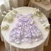 Vestido de gaze com relevo dourado em novo estilo, vestido moderno para cães Teddy, Bichon e Schnauzer de porte pequeno e médio