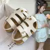 Sandalias cerradas de moda para niños 2026 verano nuevo versión coreana sandalias Birkenstock para niñas zapatos de playa de suela blanda para niños modernos