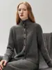 Texturizado y elegante: un cárdigan de punto 100% cachemira para mujer, perfecto para un trayecto suave y con estilo.. Este suéter suave y esponjoso es un top versátil.